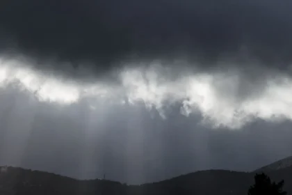 طقس ماطر يوم أحد الشعانين مع طفيف في درجة الحرارة في اتيكا