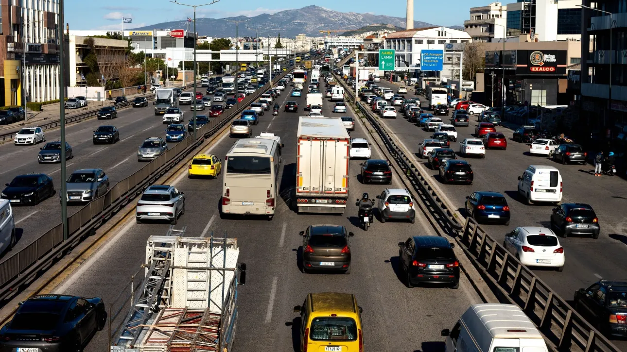 حادث مروري في كيفيسوس: انحراف سيارة عن مسارها - اضطرابات مرورية باتجاه بيرايوس