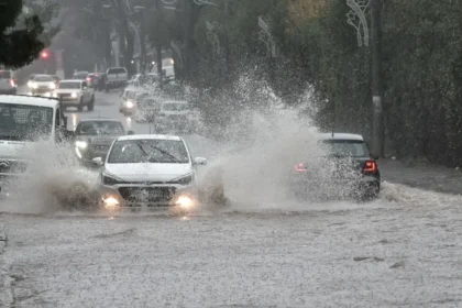 الطقس: يستمر "هجوم" الطقس السيئ مع هطول الأمطار و العواصف و الرياح و الثلوج في بعض المناطق