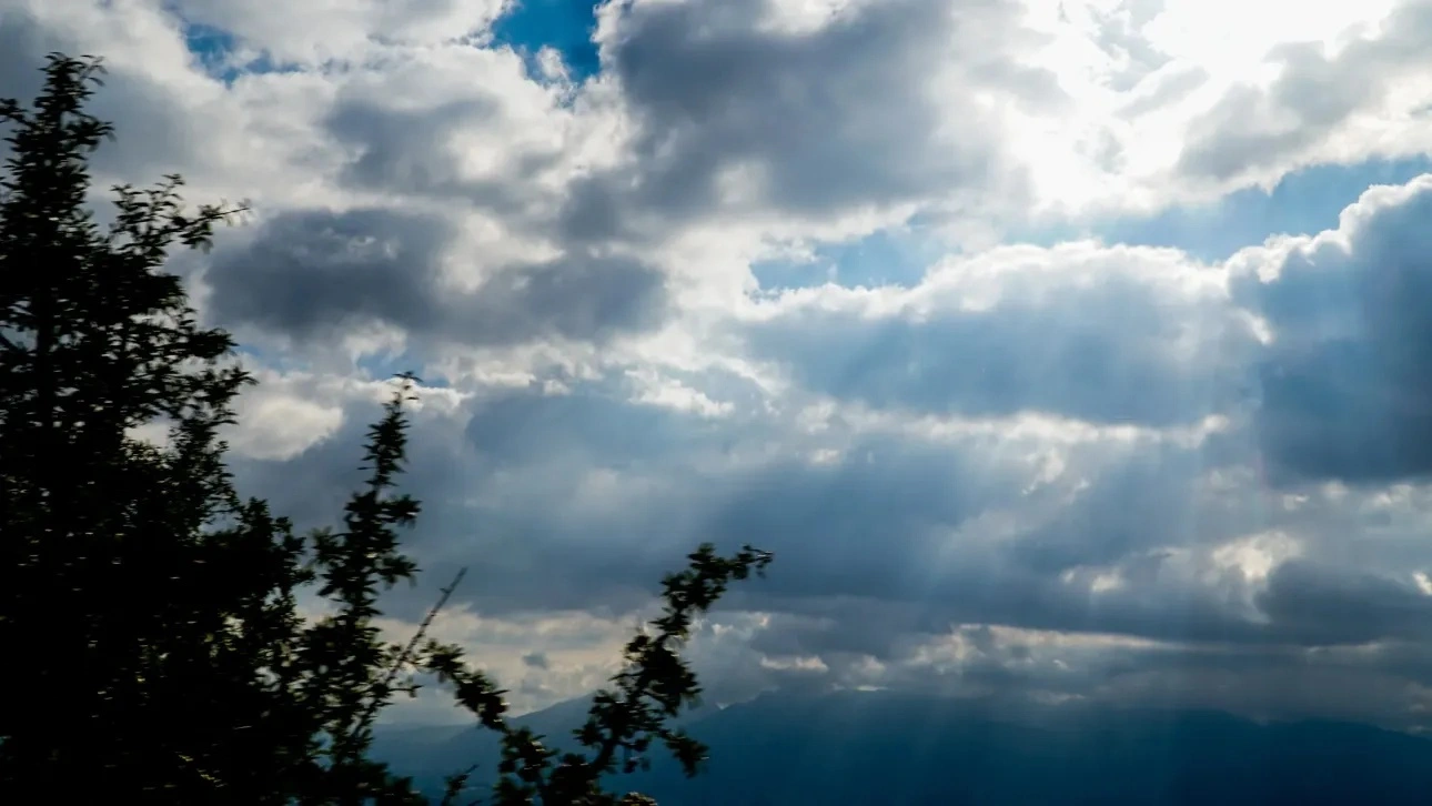 الطقس: زيادة في الغيوم و هطول أمطار محلية - انخفاض جديد في درجات الحرارة