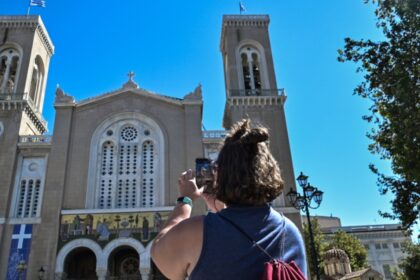 مناظر ربيعية و طقس معتدل مع درجات حرارة تصل إلى ٢٣ درجة مئوية في اتيكا