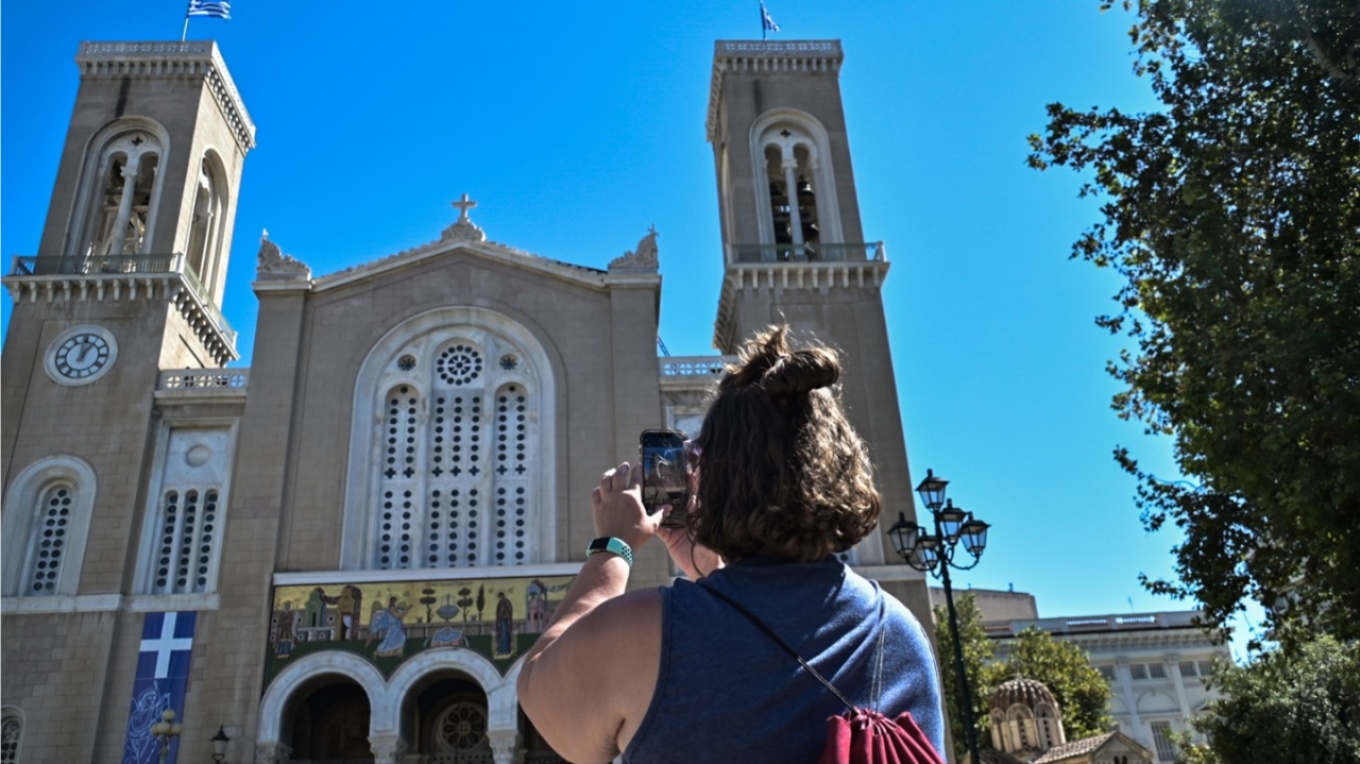 مناظر ربيعية و طقس معتدل مع درجات حرارة تصل إلى ٢٣ درجة مئوية في اتيكا