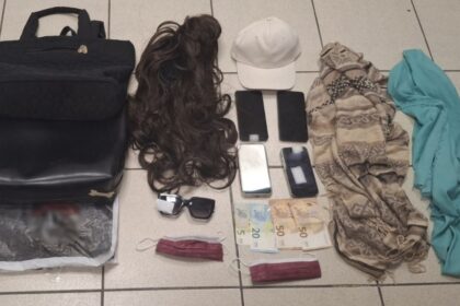 كاتيريني: اعتقال أربعة أشخاص بتهمة الاحتيال باستخدام أسلوب "المحاسب"، حيث استولوا على عملات ذهبية و مجوهرات و نقود