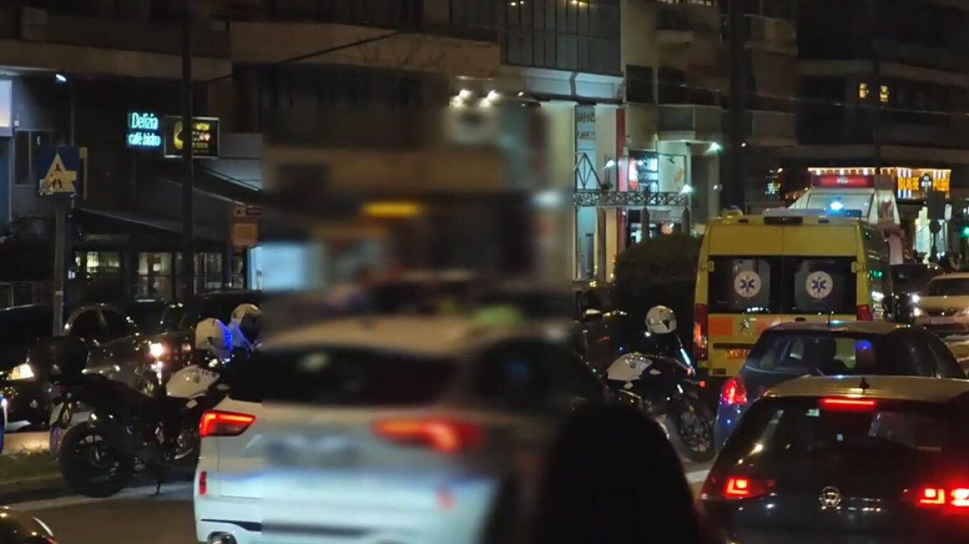 حادث مروري يُجرّ فيه أحد المشاة في أمبيلوكيبي و ازدحام مروري