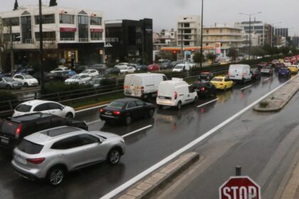 حركة المرور على الطرق: ازدحام مروري كبير في كيفيسوس و سكارامانغاس - تأخيرات تصل إلى ٣٠ دقيقة على طريق أتيكي أودوس