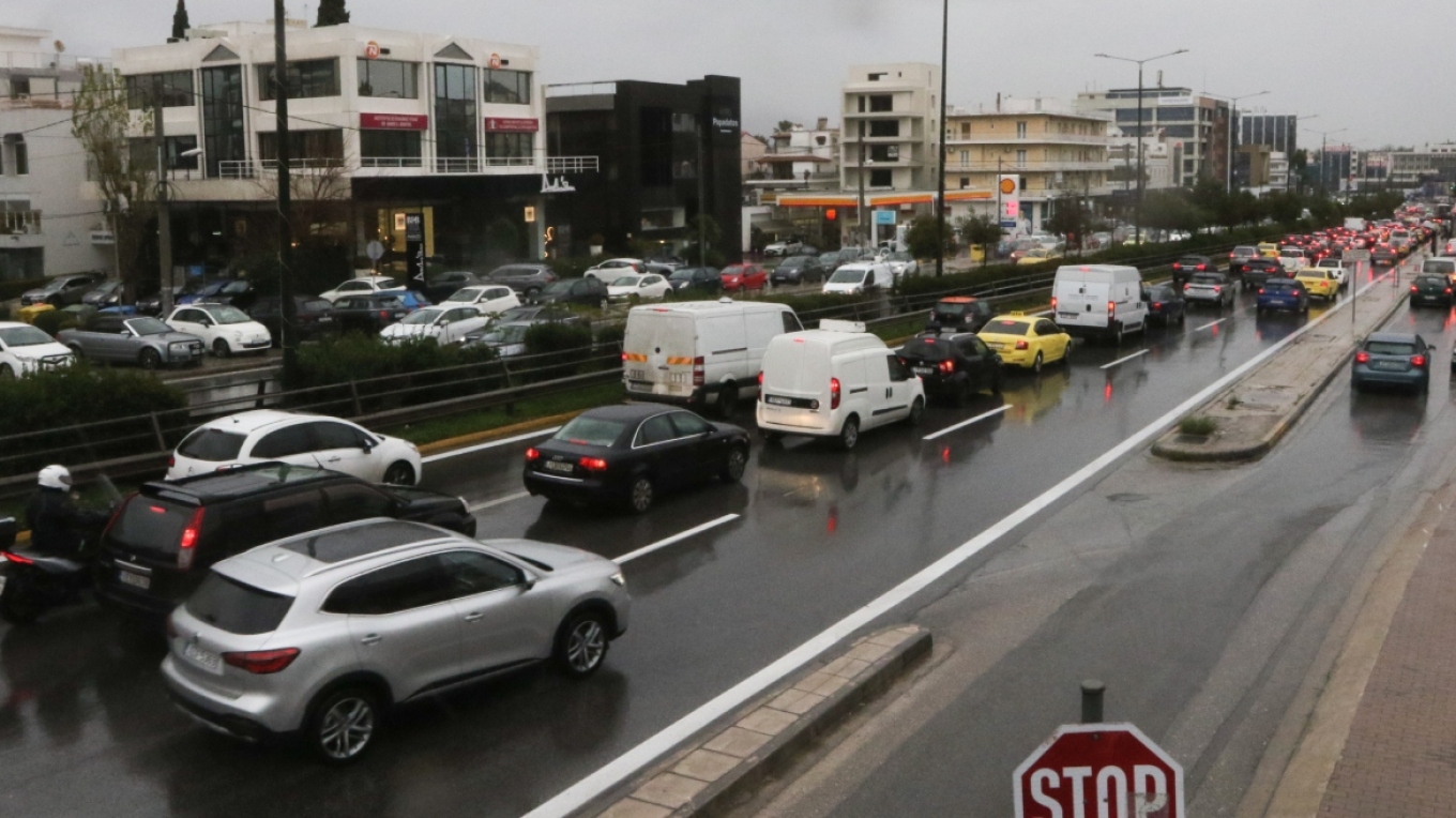 حركة المرور على الطرق: ازدحام مروري كبير في كيفيسوس و سكارامانغاس - تأخيرات تصل إلى ٣٠ دقيقة على طريق أتيكي أودوس