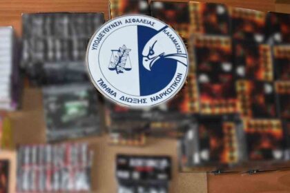 القبض على رجل يبلغ من العمر ٢٠ عامًا في كالاماتا و بحوزته أكثر من ٢٠٠٠ مفرقعة نارية و ٢٠ ديناميت كان قد طلبها من الخارج