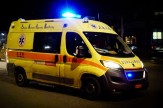 حادث تصادم بين سيارة و دراجة نارية في كوروبي: إصابة شخصين و سائق يبلغ من العمر ٢١ عامًا في حالة خطيرة