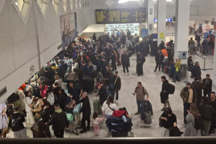 فوضى في مطار هيراكليون و إلغاء رحلات جوية و علق مسافرون بسبب الامطار و الغبار الأفريقي