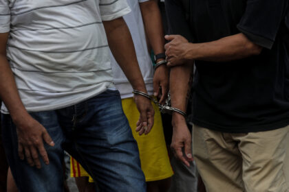 تفكيك شبكة تهريب مهاجرين في ساموس و اعتقال خمسة أشخاص