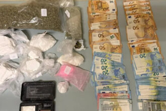 إلقاء القبض على تاجر مخدرات يبلغ من العمر ٢٨ عاماً في كيبسيلي و كان يمتلك منزلاً في المنطقة يتخذه مقراً له