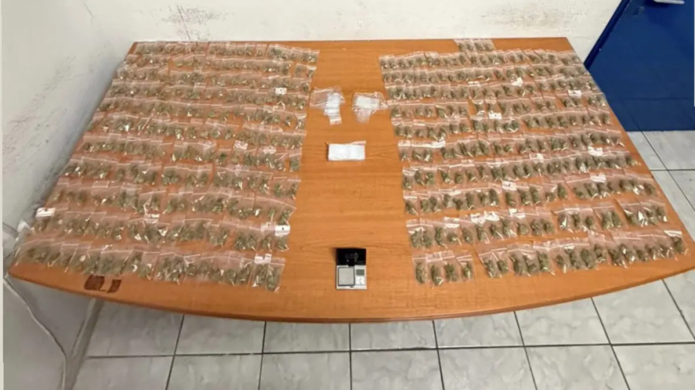 أُلقي القبض على رجل يبلغ من العمر ٣٠ عاماً في وسط أثينا بتهمة إخفاء مخدرات داخل منزله