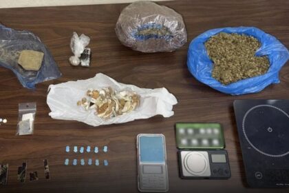 امرأة تبلغ من العمر ٥٠ عاماً تُلقى القبض عليها بتهمة الاتجار بالمخدرات في أغيوس بانتيليموناس