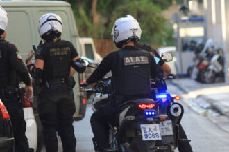 رجل يبلغ من العمر ٣٥ عاماً يُقبض عليه بتهمة الشروع في قتل شريكته في أغيوس بانتيليموناس بعد أن هددها بمسدس