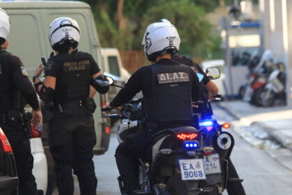 رجل يبلغ من العمر ٣٥ عاماً يُقبض عليه بتهمة الشروع في قتل شريكته في أغيوس بانتيليموناس بعد أن هددها بمسدس