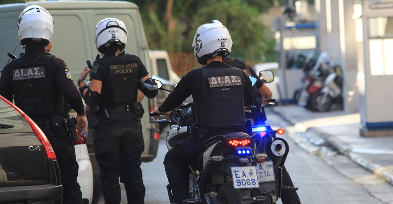 رجل يبلغ من العمر ٣٥ عاماً يُقبض عليه بتهمة الشروع في قتل شريكته في أغيوس بانتيليموناس بعد أن هددها بمسدس