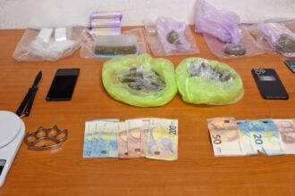 شابان ألقي القبض عليهما بتهمة حيازة مخدرات في أغيوس بانتيليموناس