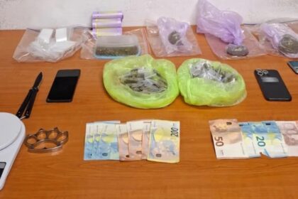 شابان ألقي القبض عليهما بتهمة حيازة مخدرات في أغيوس بانتيليموناس