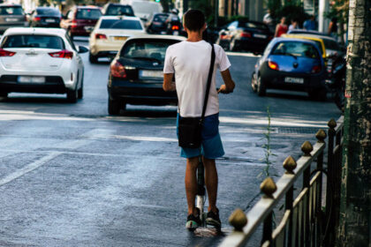 مأساة في إيليا: وفاة صبي يبلغ من العمر ١٣ عامًا بعد أن صدمته سيارة أثناء ركوبه لوح تزلج