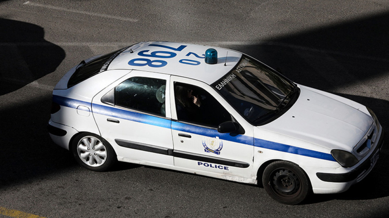 إلقاء القبض على فتى يبلغ من العمر ١٤ عاماً بتهمة السطو على متاجر صغيرة و محطات وقود في وسط أثينا