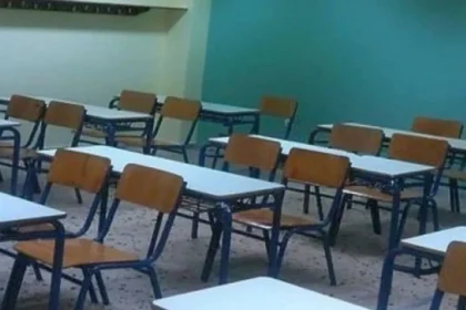 انفصلت وحدة إضاءة من سقف فصل دراسي من نوع الحاويات في المدرسة الابتدائية الثالثة في نيا أرتكي، صباح يوم الاثنين 30/3 مما أدى إلى إصابة طالبه في الصف الرابع و أبلغت إدارة المدرسة جمعية أولياء الأمور في اليوم التالي بالحادثة. بحسب موقع eviathema.gr تستضيف المدرسة 12 فصلاً دراسياً في غرف مخصصة لعدد أقل من الطلاب بينما تواجه أيضاً مشاكل في الرطوبة و التركيبات الكهربائية في المساحات الجاهزة و يطالب أولياء الأمور والمعلمون بإجراء اختبار تسرب، و تحديث العزل، و استبدال الشبكات الكهربائية من أجل ضمان سلامة الطلاب.