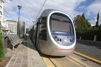 حادث مروري في كالاماكي: اصطدام ترام بشاحنة