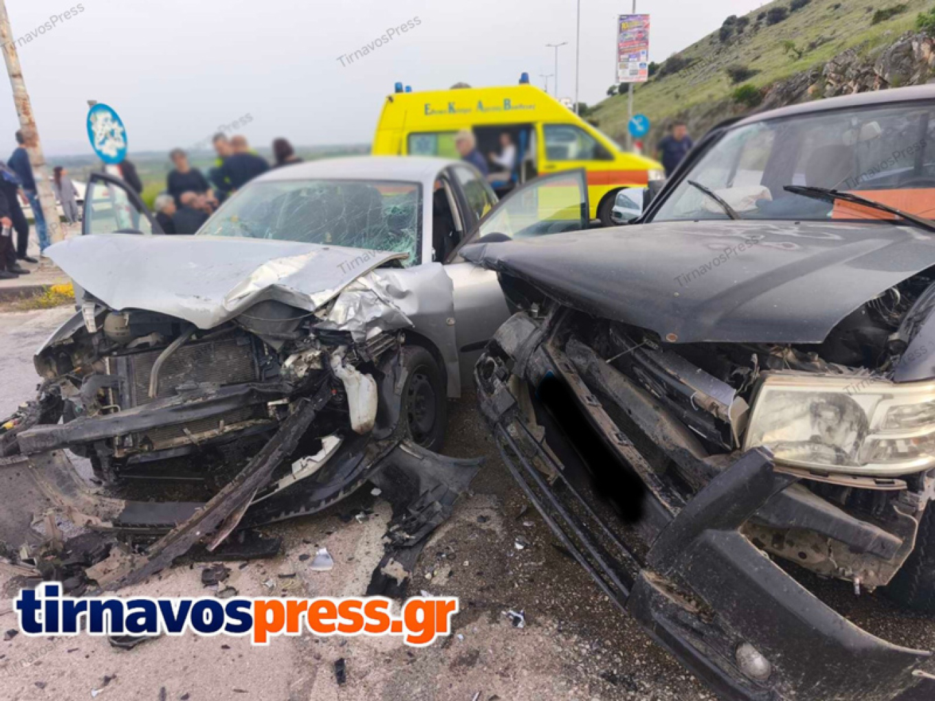 خمسة جرحى في حادث تصادم بين سيارتين على الطريق السريع الوطني لاريسا-كوزاني