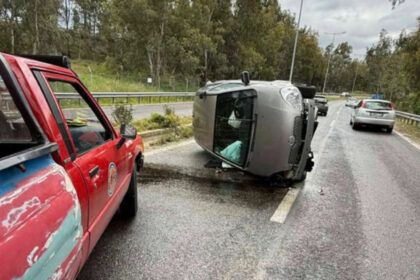 انحراف سيارة عن مسارها و انقلبت في منتصف الطريق في أرتيميدا