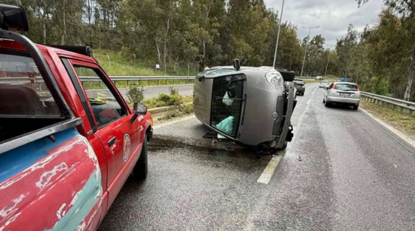انحراف سيارة عن مسارها و انقلبت في منتصف الطريق في أرتيميدا