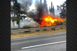 حريق في شاحنة على طريق كيفيسوس بالقرب من أخارنون و طوابير تمتد لكيلومترات