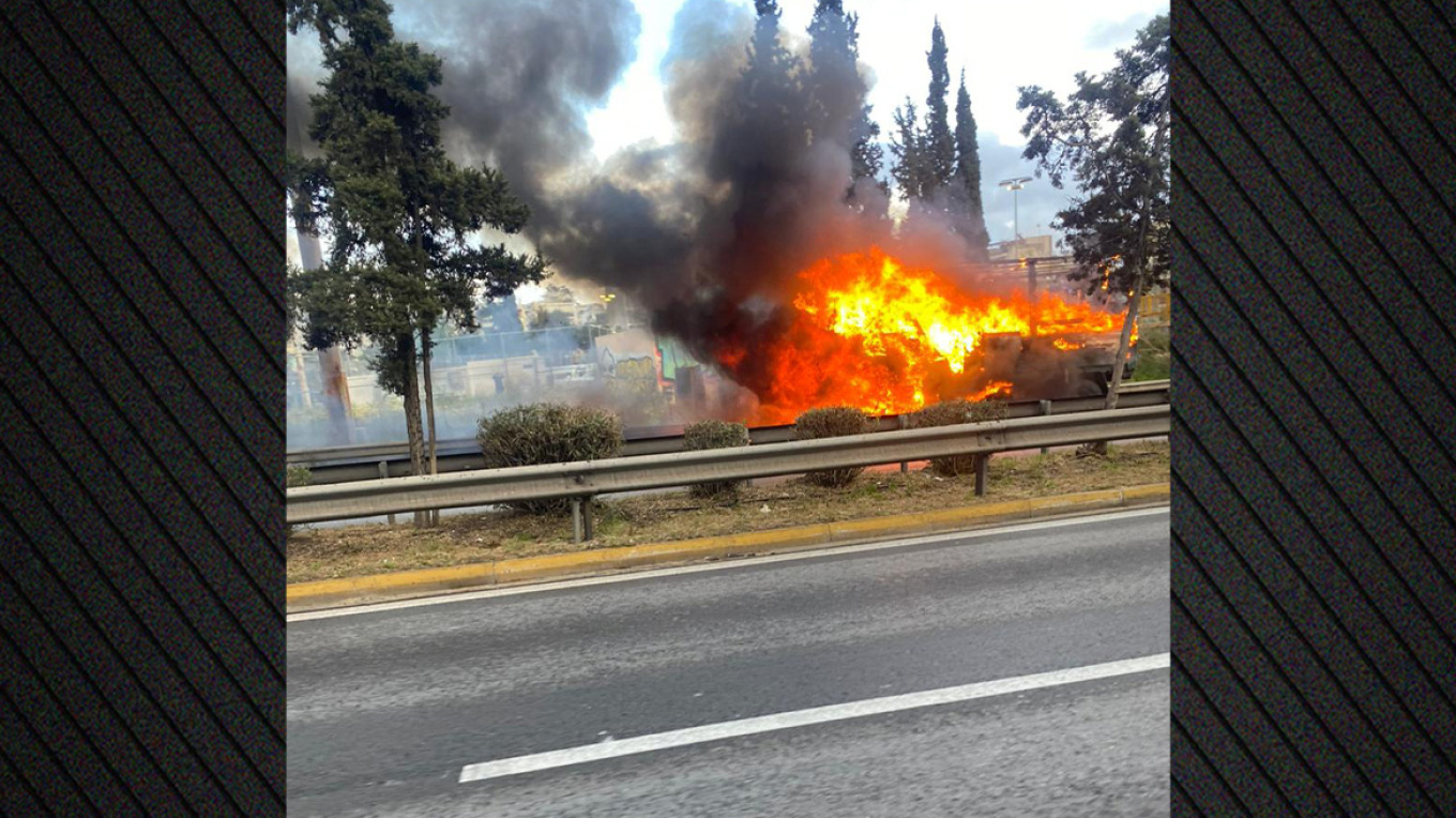 حريق في شاحنة على طريق كيفيسوس بالقرب من أخارنون و طوابير تمتد لكيلومترات