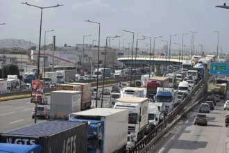 حركة المرور: طريق كيفيسوس باللون الأحمر في كلا الاتجاهين - تأخيرات على طريق كيفيسوس و طريق أتيكي أودوس
