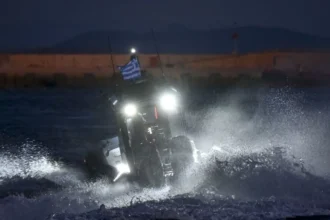 سكياثوس: القبض على رجل يبلغ من العمر ٦٨ عامًا بتهمة استلام أمتعة تحتوي على ١٣ كيلوغرامًا من القنب من قارب
