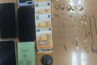 إلقاء القبض على امرأتين بتهمة الاحتيال عبر الهاتف على امرأة تبلغ من العمر ٨٠ عاماً في كاستوريا