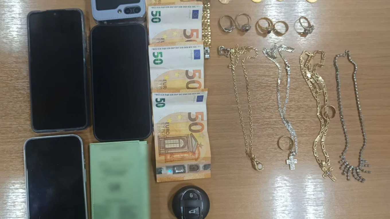إلقاء القبض على امرأتين بتهمة الاحتيال عبر الهاتف على امرأة تبلغ من العمر ٨٠ عاماً في كاستوريا