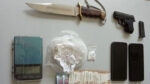 القبض على شخصين في لاريسا بتهمة حيازة المخدرات و الأسلحة كما أن شاباً يبلغ من العمر ٢٣ عاماً مطلوب أيضاً