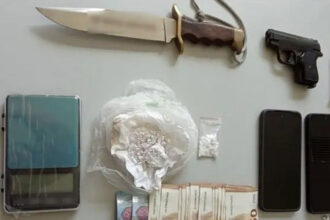 القبض على شخصين في لاريسا بتهمة حيازة المخدرات و الأسلحة كما أن شاباً يبلغ من العمر ٢٣ عاماً مطلوب أيضاً