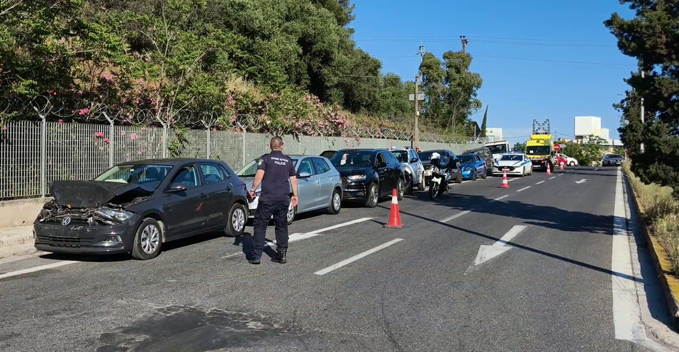 حادث تصادم سبع سيارات في كيفيسوس بالقرب من ليكوفريسي