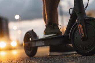 حظر استخدام الدراجات الكهربائية على الطرق و منح تراخيص للقاصرين و التأمين: السيناريوهات المطروحة لوضع حد للدراجات الكهربائية غير الخاضعة للرقابة