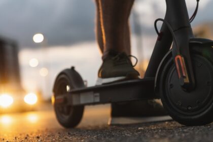 حظر استخدام الدراجات الكهربائية على الطرق و منح تراخيص للقاصرين و التأمين: السيناريوهات المطروحة لوضع حد للدراجات الكهربائية غير الخاضعة للرقابة