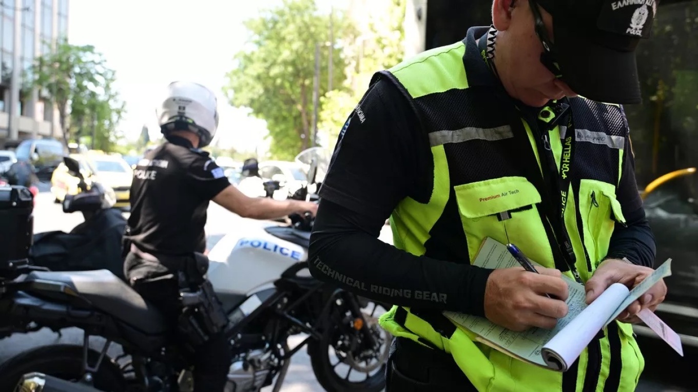 إلقاء القبض على سائق مخمور لا يحمل رخصة قيادة بتهمة التسبب في حادث مروري في أجيا باراسكيفي