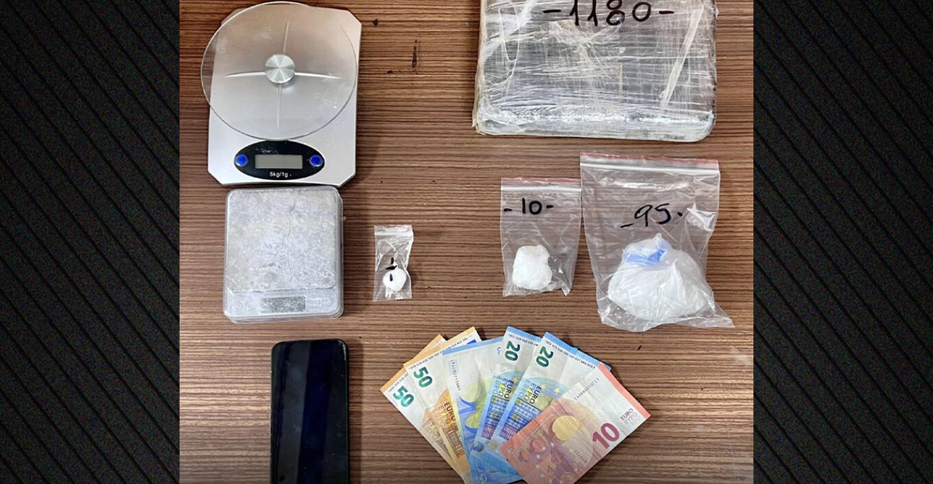 إلقاء القبض على شاب يبلغ من العمر ٢٥ عاماً بتهمة الاتجار بالمخدرات في أتيكا