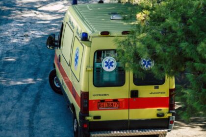 سائح يبلغ من العمر ٦٢ عاماً أصيب بجروح خطيرة أثناء التقاط صورة سيلفي في ليفكادا و سقط من جرف