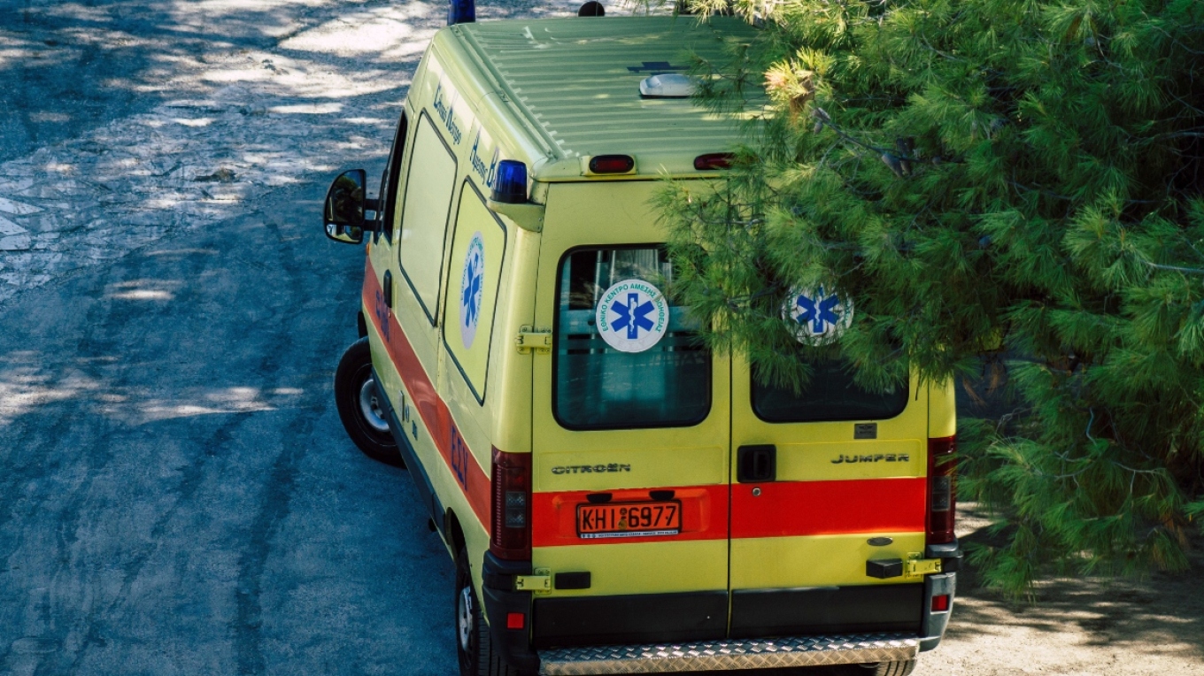 سائح يبلغ من العمر ٦٢ عاماً أصيب بجروح خطيرة أثناء التقاط صورة سيلفي في ليفكادا و سقط من جرف