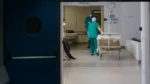 تعرض طفل يبلغ من العمر ١٣ عامًا للطعن خارج مدرسته في نيا سميرني و هو الآن يرقد في مستشفى الأطفال