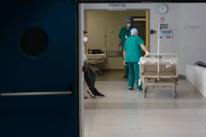 تعرض طفل يبلغ من العمر ١٣ عامًا للطعن خارج مدرسته في نيا سميرني و هو الآن يرقد في مستشفى الأطفال
