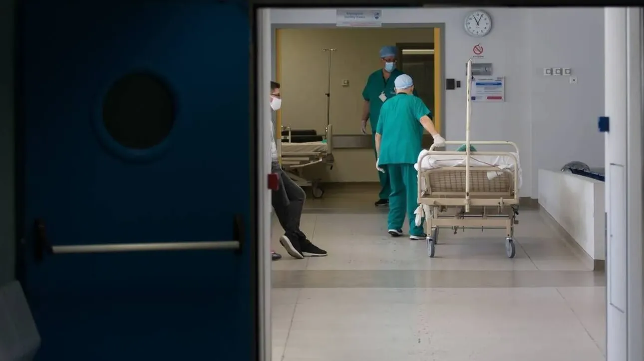 تعرض طفل يبلغ من العمر ١٣ عامًا للطعن خارج مدرسته في نيا سميرني و هو الآن يرقد في مستشفى الأطفال