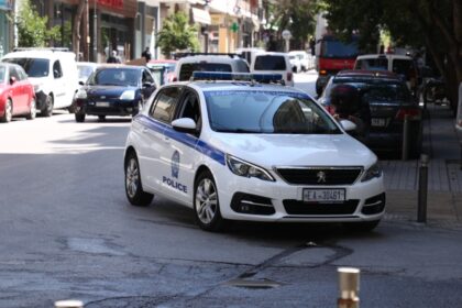 سالونيكي: فتحت امرأة تبلغ من العمر ٣٤ عامًا باب سيارتها أثناء القيادة فصدمت راكب دراجة هوائية و تركته