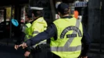 تقييد رجل يبلغ من العمر ٦٣ عامًا بالأصفاد أثناء قيادته سيارته تحت تأثير الكحول في مدينة سالونيكي