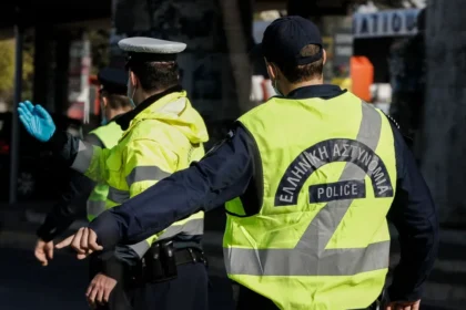تقييد رجل يبلغ من العمر ٦٣ عامًا بالأصفاد أثناء قيادته سيارته تحت تأثير الكحول في مدينة سالونيكي